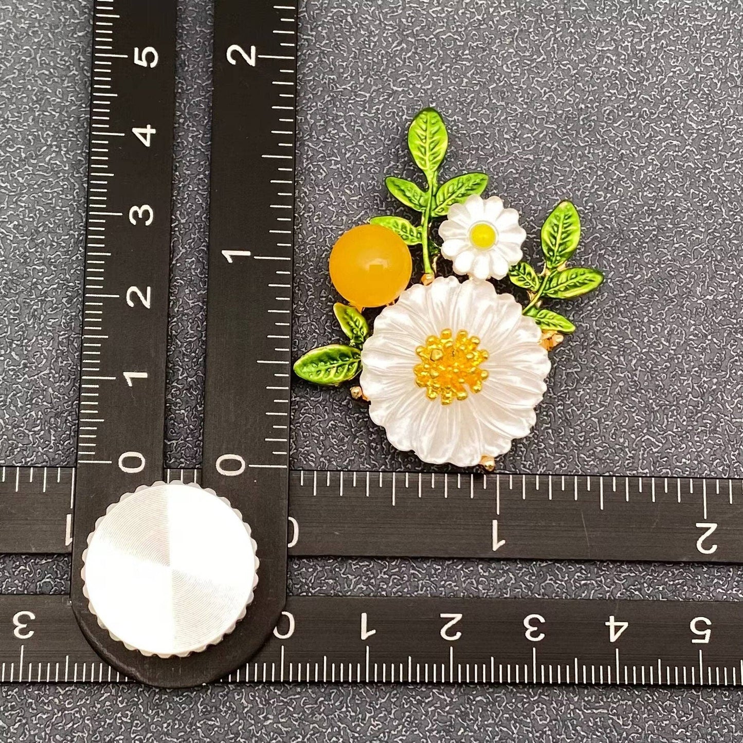Daisy Brooch - The Country Rabbit Gifts & Décor