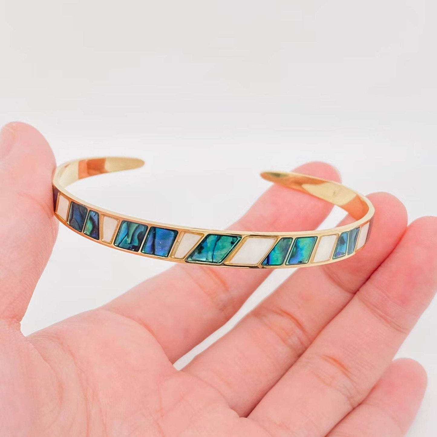 A179 Bracelet | 18K Gold-plated | Stainless Steel | Abalone Shell | Adjustable Cuff