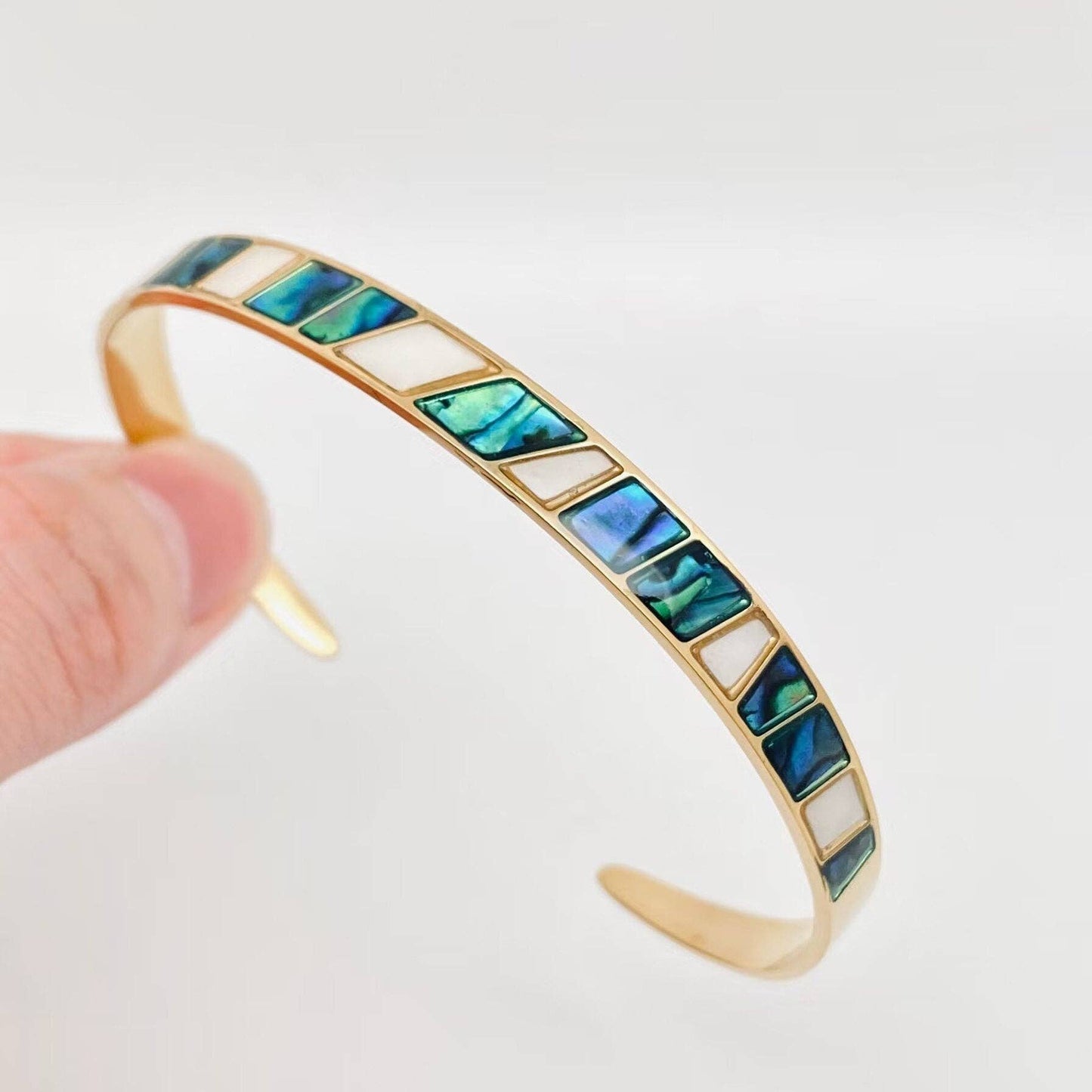 A179 Bracelet | 18K Gold-plated | Stainless Steel | Abalone Shell | Adjustable Cuff